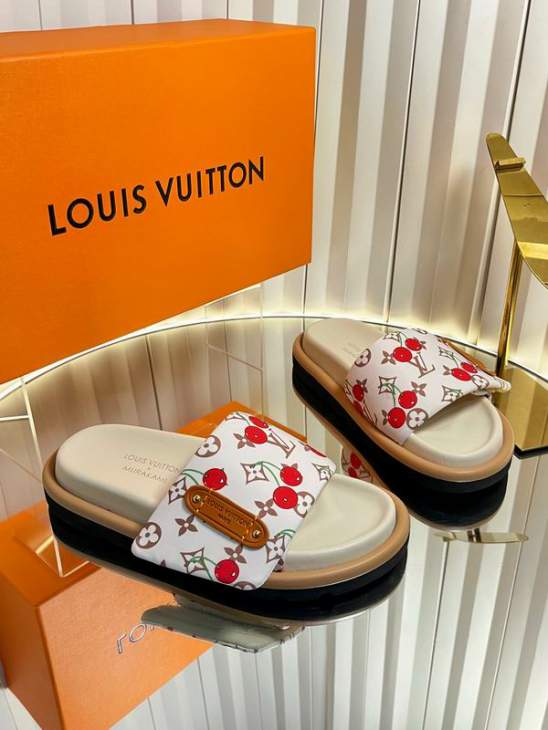 Picture of Louis Vuitton Slippers _SKULVsz35-41mnq1211495